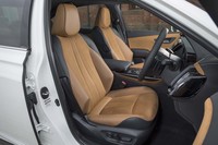 S“Elegance Style”のシートは、スエードを思わせる上質な手触りの「ブランノーブ」と、合成皮革で仕立てられている。