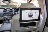 「10.2インチHDリアシートエンターテインメント」はオプションとなる装備。後席も左右独立して空調調整が可能になっている。