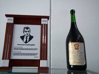 米国自動車殿堂のプレートと、晩年に手がけたランボルギーニ・ワイン。