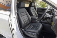 インテリアカラーはブラックのみ。シートには環境負荷を低減するべくバイオ合皮を用いている。