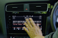 純正ナビゲーションシステム「Discover Pro」は、新たにジェスチャーコントロール機能を採用。画面に触れることなく、ラジオの選曲をはじめとする操作ができるようになった。(写真をクリックすると表示バリエーションが見られます)