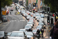クルマ通勤者にとっていつもの道は単なる通勤ルートであり、渋滞も日常の風景だろう。しかし、そうしたシチュエーションさえも楽しませてくれるクルマを選べば、移動時間は“至福のひととき”に変わるはずだ。(写真はイメージ)