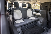 市販されるSUVで唯一となる3人掛けのサードシート。座面は高くはないが、体育座りになるほど低くもない。左右にはドリンクホルダーも備わっている。