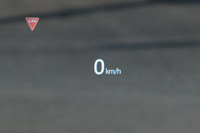 「25S」「XD」を除く全グレードに装備される、フロントガラス照射タイプのヘッドアップディスプレイ。車速やクルーズコントロールの作動状態などの情報に加え、交通標識の表示機能も備わっている。