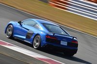 「R8」はモータースポーツでも幅広く活躍するモデル。それだけに、欲を言えばナンバー付きでサーキットを本気で走れる仕様が欲しかった。