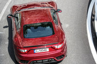 「スポーツ」ではバンパーの両端に楕円(だえん)形のマフラーを配置するのに対し、「MC」では2本の円形マフラーを中央寄りに配置。両車のエキゾーストシステムはテールパイプだけでなく機能面でも大きく異なり、MCのそれはより軽量かつスポーティーなサウンドを響かせるものとなっている。