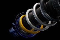 ROOKIE Racingのチームカラーでコーディネートされた「GRヤリスRZ“ハイパフォーマンス・モリゾウセレクション”」のショックアブソーバー。