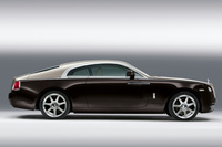 こちらは高級車の代名詞的ブランドともいえる、ロールス・ロイスの「レイス」。同じように巨大なクーペだが、こちらは古典的な伸びやかさを追求した意匠だ。