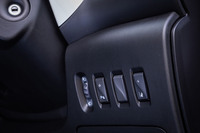 LDW(レーンデパーチャーウオーニング=車線逸脱警報)やESC(横滑り防止装置)、EBA(緊急時ブレーキアシスト)などのセーフティーデバイスは、「トゥインゴ」全車に標準装備されている。作動スイッチはダッシュボードの右下部に備わる。