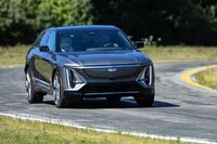 路面とのアタリが柔らかいという「リリック」の感触は、往年のキャデラックを思わせる。ただし、いわゆる“アメ車的なふわふわ感”とは無縁である。