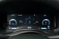 10.25インチのフルカラー液晶メーター。複数の表示デザインが用意されており、ステアリングスポークに備わるスイッチで操作する。