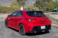 リアのマフラーエンドは3本出し。フロントから聞こえてくる3気筒サウンドはさほどテンションの上がるものではないが、スポーティーなエキゾーストノートはなかなか心地いい。