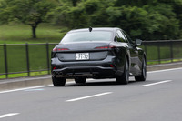 先代モデルと比べ、操舵機構からタイヤまでの剛性を全体的に向上させたという新型「A6」。より高い操舵応答性と緻密なフィードバックを得たその走りは、明らかに従来のアウディとは趣の異なるものだった。