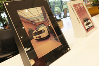 テーブルの上には、ミラノデザインウイークでの「ホンダe」の写真が飾られていた。