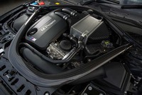 3リッター直6ツインターボエンジンは、ウオーターインジェクションシステムの採用により、通常の「M4クーペ」から69psと5.1kgmアップの最高出力500ps/最大トルク61.2kgmを発生する。0-100km/h加速はBMWの量産車として最速の3.8秒を誇る。