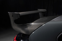 「GRヤリスMORIZO RR」の外観で最も特徴的なのが、このカーボン製専用リアウイング。そのほか、内外装から足まわり、走行モードに至るまで、多くの点が専用チューンとなっている。