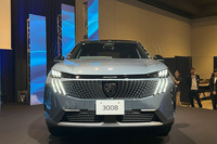 「プジョー3008」のフロントフェイス。中央部に、ブランドエンブレムが備わる大型フレームレスグリルを配置。ボディーと同色の精緻なデザインのグリッドによって、ダイナミックな印象を高めたという。