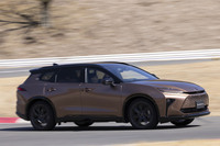 ボディーカラーはモノトーン5色、2トーン5タイプをラインナップ。「クロスオーバー」のようにボンネット等は塗り分けず、ルーフだけを色違いにした正統派タイプだ。