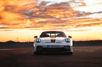 従来はナンバープレートの左右に備わっていたフォグランプをヘッドランプユニットに統合し、開口部を拡大。ディフューザーやスポイラーリップの形状も変わっている。