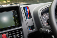 ダッシュボードまわりの設計は「少しでもスペースがあれば収納に」といった印象。メーターとセンタークラスターの間の細いスペースも、商用車ではおなじみの“ペン立て”に使われている。