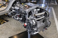 フロントに搭載されるFCユニット。補機類を取っ払うとFCスタックそのものは四角い箱型をしている。ホンダでは電極集合体と内部に冷却液の流路を持つバイポーラプレートからなるセルを積層した、バイポーラ型のFCスタックを採用している。