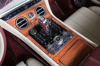 トランスミッションは8段のデュアルクラッチ式ATを採用。シフトセレクターや各種ダイヤル類にも「センテナリーゴールド」のアクセントがあしらわれている。