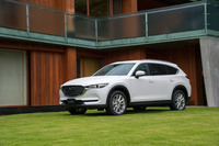 マツダの最新SUVにして、初の3列シートSUVである「CX-8」。ミニバンから撤退する同社にとって、唯一の多人数乗車モデルである。