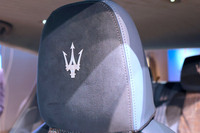 ヘッドレストは、アルカンターラ地の上に木製のトライデントが。これもジョルジェッティのレーザーカッティング技術で実現した。