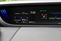 カタログ値から計算すると、今回の試乗車の航続距離は15.6km(WLTCモード燃費)×53リッター(燃料タンク容量)=826.8kmとなる。ディスプレイ上の航続可能距離はいささか上振れ気味に感じたものの、“足の長さ”が魅力なのは事実といえそうだ。