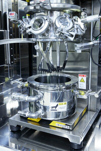 固体電解質の原料となる粉体を撹拌(かくはん)する装置。黒い液状のものが、各原料を混合したスラリー(泥しょう)だ。