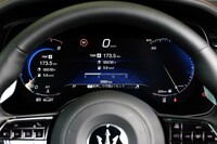 メーターに代えて装備される、12.3インチ液晶のドライバーインフォメーションディスプレイ。オプションでヘッドアップディスプレイも用意される。