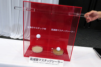 通常のシール剤(左)と高減衰マスチックシーラー(右)との比較。後者は振動を抑えるべく弾性があるため、ピンポン玉が弾まない。(写真:webCG)