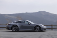 0-100km/h加速のタイムは3.0秒で最高速は312km/hと公表されている。