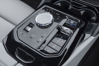 センターコンソールのスイッチパネルはアームレストにもたれたときに手が自然な位置になるよう、前に向かって緩やかな傾斜がついている。黒いパネルの部分にもタッチスイッチがレイアウトされている。