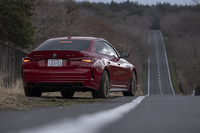 シャシーにはアルピナ専用の「コンフォートプラス」モードを搭載。これぞアルピナライドというべき快適な乗り味を得られるが、ドライブモードの設定可能数の都合で「エコプロ」モードがなくなっている。