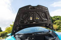 前後のフードはいずれもカーボン製だ。