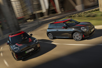 「MINIジョンクーパーワークス エースマンEトラックスタイルエディション」(写真左)と「MINIジョンクーパーワークスEトラックスタイルエディション」(同右)。