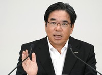 発表会の席でCFRPの新量産技術について説明する、日産自動車の坂本秀行副社長。新技術によりCFRPパーツがどれだけ安くなるか具体的な数値は示されなかったものの、「大幅な原価低減は可能になった」「特殊なクルマにしか使っていなかったCFRPを幅広く量産車に使えるめどがたった」と、その意義を強調した。