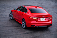 「XE R-DYNAMIC HSE P300」のボディーサイズは全長×全幅×全高=4690×1850×1415mm、ホイールベース=2835mm。