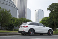 ワイドなタイヤを収めるためにフェンダーが拡大されており、全幅はノーマルの「GLC」よりも40mm幅広い1931mmに。その一方で全高は20mm低められた1625mmとなっている。