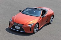 レクサスのラグジュアリーオープンカー「LC500コンバーチブル」(写真)が発売されたのは2020年7月。クーペの登場(2017年3月)からは、3年以上が経過していた。