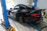 約束の時間よりちょっと早めに到着した記者。工場では「バイパー」のリアタイヤが交換されている最中だった。