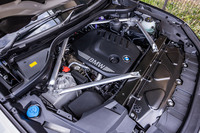 3リッター直6ディーゼルターボにマイルドハイブリッド機構が組み合わされる「X6 xDrive35d Mスポーツ」のパワーユニット。エンジン単体で最高出力286PS、最大トルク650N・mを発生し、これに最高出力12PS、最大トルク200N・mのモーターが加わる。