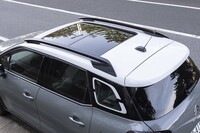 パノラミックサンルーフもパッケージオプションに含まれている。