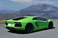 ランボルギーニ・アヴェンタドールLP700-4
    ボディーサイズ:全長×全幅×全高=4780×2030×1136mm/ホイールベース:2700mm/車重:1575kg(乾燥重量)/駆動方式:4WD/エンジン:6.5リッターV12 DOHC 48バルブ/トランスミッション:7AT/最高出力:700ps/8250rpm/最大トルク:40.4kgm/5500rpm/タイヤ:(前)255/30ZR20 (後)355/25ZR21/価格:4317万3000円(消費税8%込み)