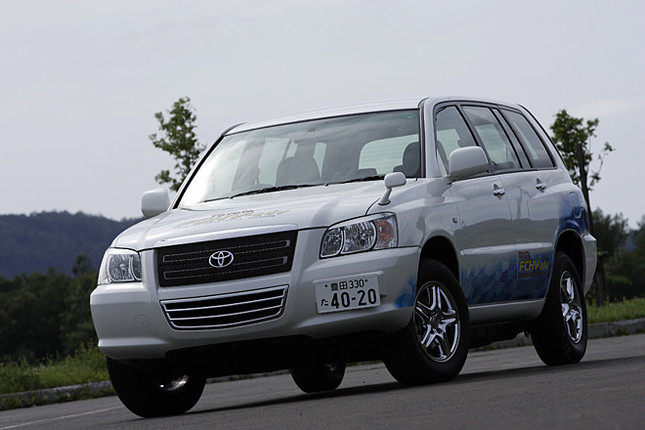 【スペック】全長×全幅×全高=4735×1815×1685mm/車重=1880kg/駆動方式=FF/交流同期電動機(122ps、26.5kgm)/トヨタFCスタック(90ps)/最高速度=155km/h/航続距離(10・15モード)=約830km