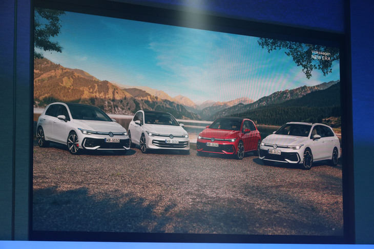 発表会の資料から。改良型「ゴルフヴァリアント」(写真右端)も、「ゴルフ」と同時に発売される。