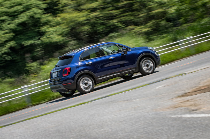 マイナーチェンジにより30~60kg重量が増した「500X」だが、軽快な走りは健在だ。