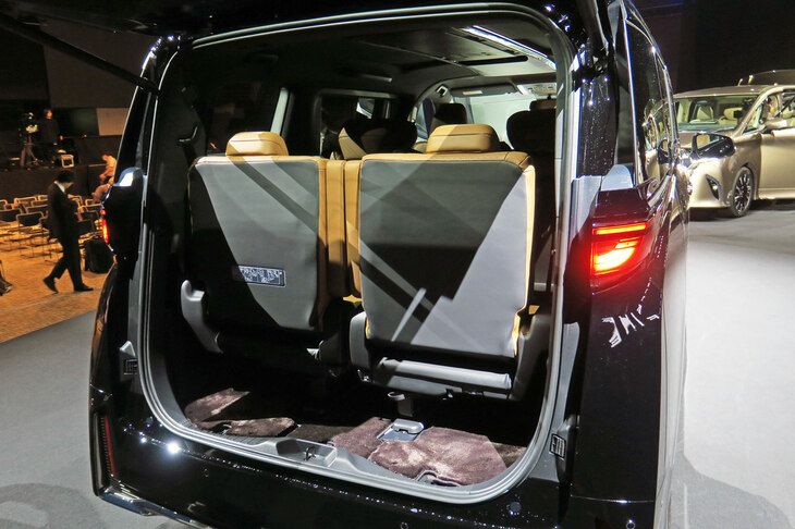 トヨタ・ヴェルファイアZプレミア(ラゲッジスペース)