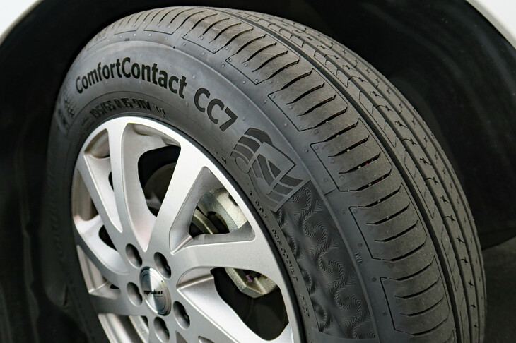 今日におけるコンチネンタルタイヤのベーシックモデルに位置する「コンフォートコンタクトCC7」。サイズは175/70R13から225/60R17までの28種類で、軽自動車向けのサイズも6種類用意される。